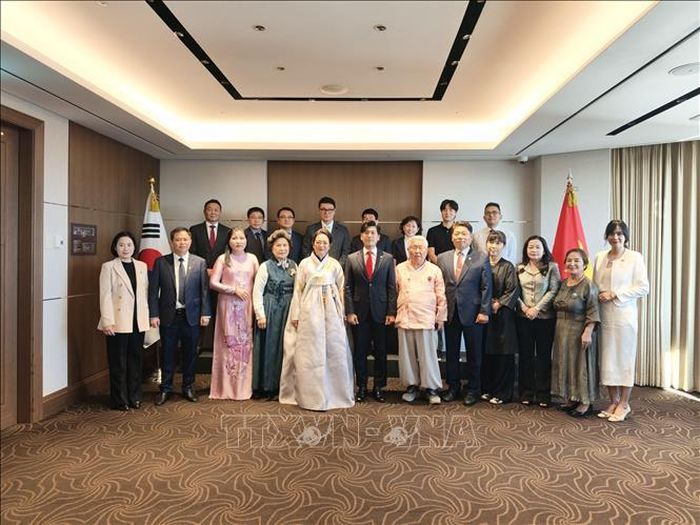 Phu nhân Nguyễn Thị Thanh Nga chụp ảnh cùng Chủ tịch các hiệp hội, doanh nghiệp Hàn Quốc.
