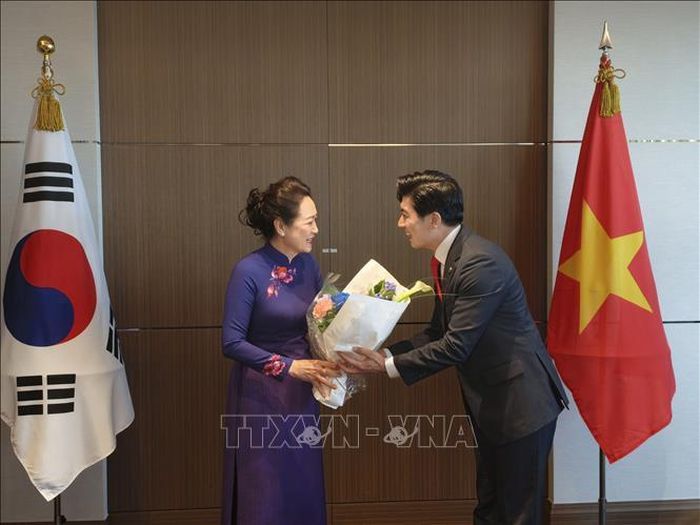Chủ tịch Hiệp hội phát triển văn hóa Hàn Quốc Samuel Chung tặng hoa Phu nhân Nguyễn Thị Thanh Nga.