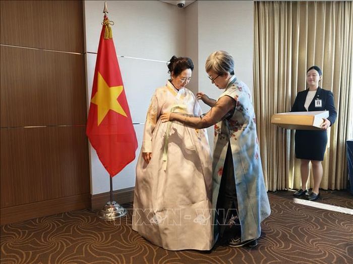 Nghệ nhân áo truyền thống Hanbok tặng áo thiết kế cho Phu nhân Nguyễn Thị Thanh Nga.