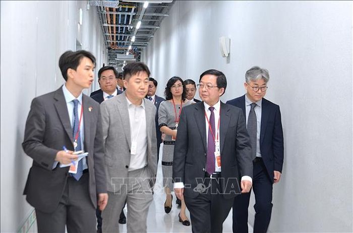 Phó Thủ tướng Hồ Quốc Dũng thăm trung tâm AI của Tập đoàn SK.