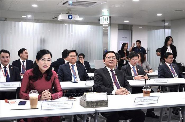 Phó Thủ tướng Hồ Quốc Dũng làm việc tại trung tâm AI của Tập đoàn SK.