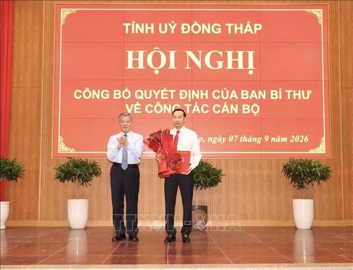 Đồng chí Ngô Chí Cường, Uỷ viên Trung ương Đảng, Bí thư Tỉnh uỷ, Chủ tịch HĐND tỉnh Đồng Tháp chúc mừng đồng chí Nguyễn Thanh Nhàn nhận nhiệm vụ Phó Bí thư Tỉnh uỷ Đồng Tháp nhiệm kỳ 2025 - 2030. Ảnh: Hồng Nhung/TTXVN