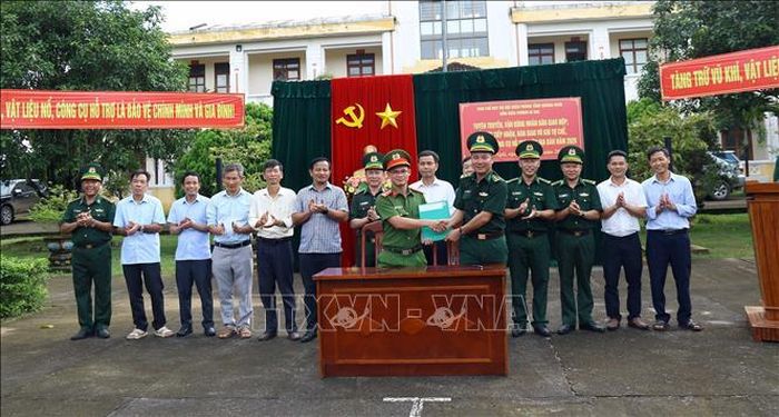 Quảng cảnh buổi bàn giao súng giữa đồn Biên phòng Ia Đal với Công an xã Ia Đal (Quảng Ngãi).