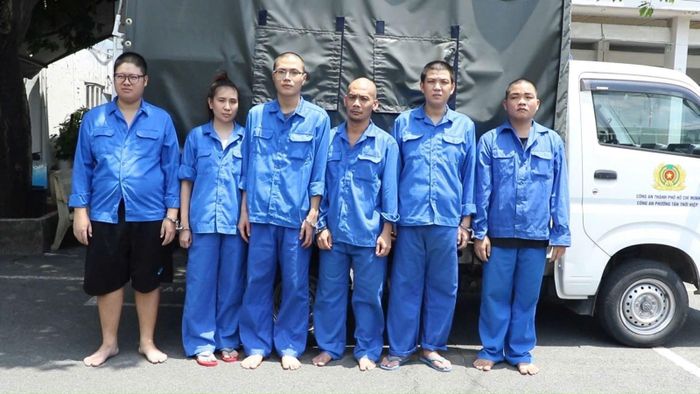 Các đối tượng bị khởi tố (từ trái sang): Nguyễn Thanh Hải, Nguyễn Trần Bảo Trân, Lê Quốc Khánh, Lê Hiền Anh, Nguyễn Hoàng Nam và Đào Thanh Sang. Ảnh: CA TP Hồ Chí Minh
