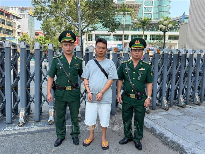 Bộ đội Biên phòng Lào Cai bắt giữ đối tượng Triệu Phó Nghị vì hành vi chuyển trái phép tiền tệ qua biên giới mà không làm thủ tục khai báo hải quan. Ảnh: TTXVN phát