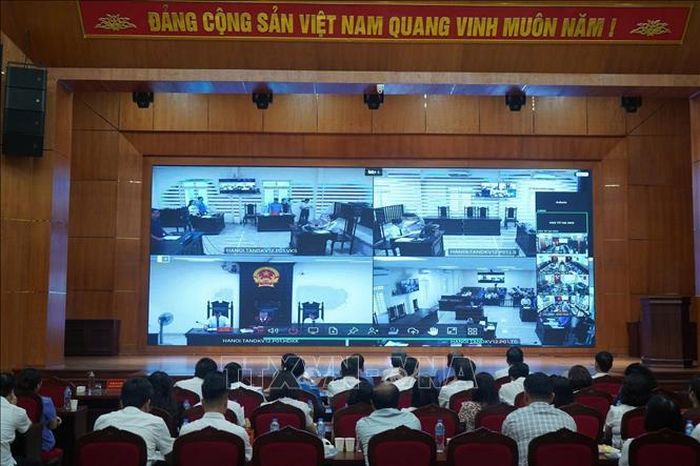 Phiên xét xử được truyền dẫn trực tuyến tới 13 điểm cầu tại các Viện Kiểm sát khu vực trên địa bàn thành phố. Ảnh: Kim Anh/TTXVN