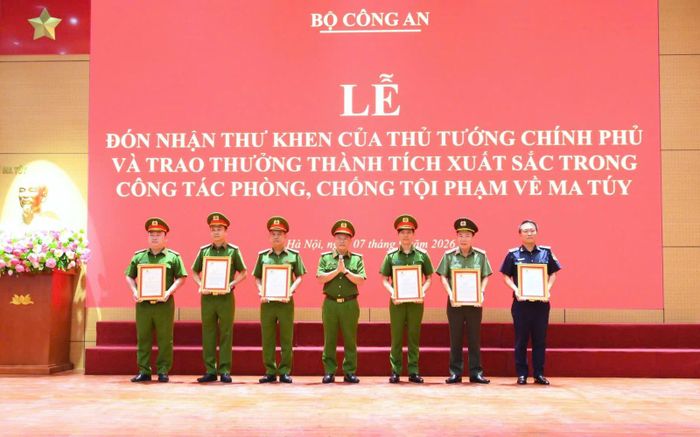 Thừa ủy quyền, Thứ trưởng Nguyễn Văn Long trao Thư khen của Thủ tướng Chính phủ cho 6 tập thể có thành tích trong Chuyên án 1. Ảnh: Bộ Công an.
