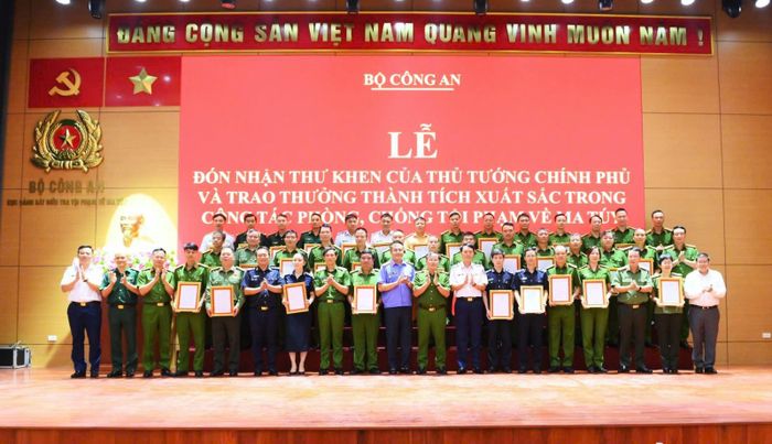Thứ trưởng Nguyễn Văn Long trao thưởng đột xuất của Bộ Công an cho 55 tập thể có thành tích trong đấu tranh 02 chuyên án. Ảnh: Bộ Công an.