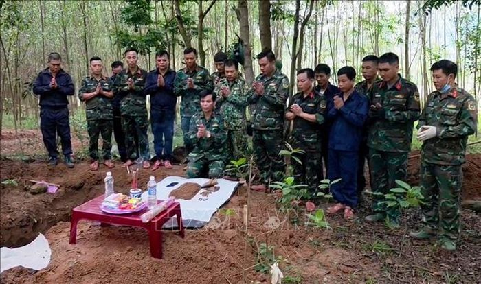 Đội tìm kiếm, quy tập hài cốt liệt sĩ số 1 (Bộ Chỉ huy Quân sự tỉnh Quảng Trị) đã phát hiện, quy tập một hài cốt liệt sĩ tại bản Bãi Dinh, xã Dân Hóa. Ảnh: TTXVN phát