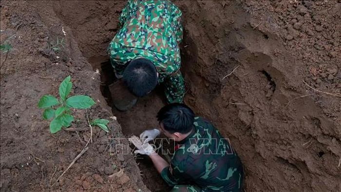 Tại bản Bãi Dinh, xã Dân Hóa (tỉnh Quảng Trị), lực lượng chức năng tiếp tục cất bốc một hài cốt liệt sĩ ở độ sâu khoảng 1,2m, cùng nhiều di vật. Ảnh: TTXVN phát