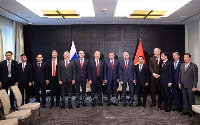 Tổng Bí thư, Chủ tịch nước Tô Lâm và Chủ tịch Đảng Cộng sản Liên bang Nga Gennady Zyuganov cùng đại biểu hai nước chụp ảnh chung. Ảnh: Thống Nhất/TTXVN