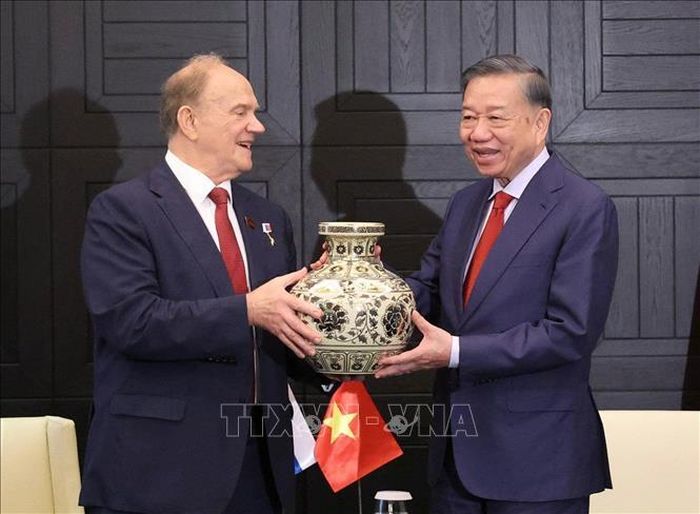 Tổng Bí thư, Chủ tịch nước Tô Lâm tặng quà cho Chủ tịch Đảng Cộng sản Liên bang Nga Gennady Zyuganov. Ảnh: Thống Nhất/TTXVN