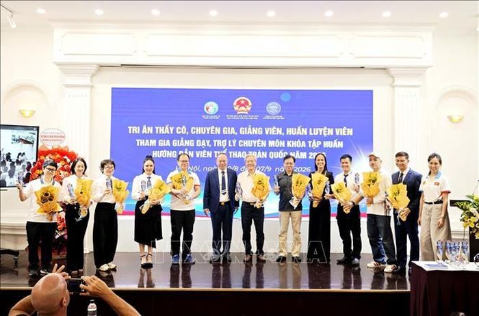 Trao kỷ niệm chương cho các giảng viên, chuyên gia tham dự chương trình đào tạo.
