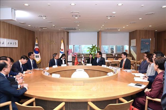 Chủ tịch UBND thành phố Hà Nội Vũ Đại Thắng làm việc với Thị trưởng Seoul Oh Se-hoon.