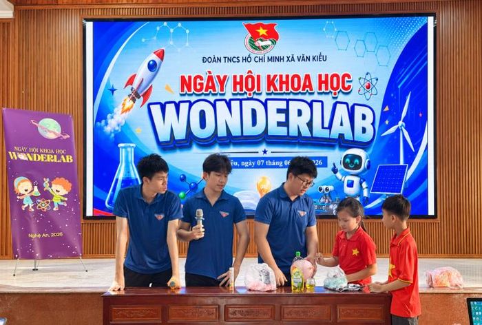                                   Nhiều học sinh lần đầu được tự tay thực hiện một thí nghiệm khoa học.