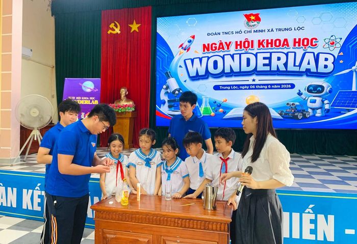 Các em học sinh trực tiếp tham gia thí nghiệm dưới sự hướng dẫn của thành viên Wonderlab.