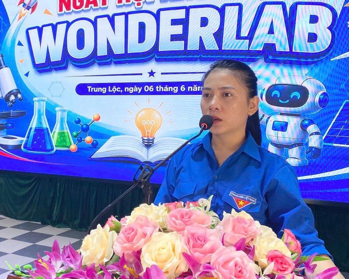                               Chị Trần Thị Huệ, Bí thư Đoàn xã Trung Lộc, tại Ngày hội Khoa học Wonderlab.