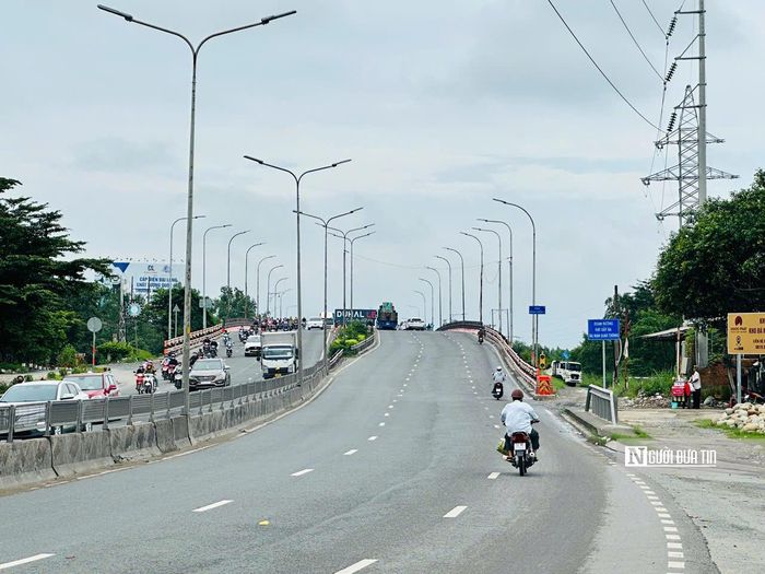 Đặc biệt trên đoạn đường này, có "nút thắt cổ chai" ngay cầu Bình Điền, gây tình trạng kẹt xe kéo dài, đặc biệt là vào giờ cao điểm. Cầu Bình Điền hiện có hai cầu với tổng cộng 6 làn xe. Theo thiết kế, Tp.HCM sẽ xây dựng thêm một đơn nguyên cầu bên phải với quy mô 6 làn xe, nâng tổng số làn xe qua cầu Bình Điền lên 12 làn.