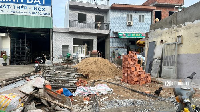 Nhiều người dân bị giải tỏa trắng đã bàn giao mặt bằng cho đơn vị thi công, phần còn lại bị giải tỏa một phần. Những bờ tường gạch thô mới tinh đang được xây dựng giật lùi vào sâu bên trong từ 10 - 15m, chủ nhân của những ngôi nhà mới này vừa đồng thuận bàn giao mặt bằng vừa tất bật sửa sang lại nơi ở để sớm ổn định cuộc sống.