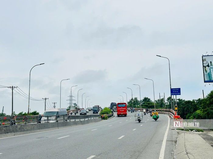 Việc xây dựng thêm một đơn nguyên cầu bên phải cầu Bình Điền không chỉ giúp xóa "điểm nóng" giao thông đường bộ qua đây, mà còn đảm bảo giao thông đường thủy thuận lợi, tạo điều kiện cho tàu thuyền qua lại dễ dàng.