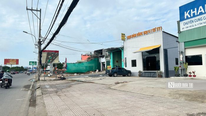 Trao đổi với PV, đại diện UBND phường Tân Tạo, Tp.HCM cho biết, phường Tân Tạo có 50 hộ dân ảnh hưởng khi thực hiện dự án mở rộng Quốc lộ 1A (từ vòng xoay An Lạc đến ranh tỉnh Tây Ninh), trong đó đã có 49 hộ đã nhận tiền bồi thường và hiện 47 hộ đã bàn giao mặt bằng, dự kiến bàn giao 100% mặt bằng vào ngày 15/9 tới.