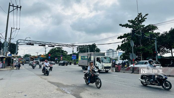 Nhiều năm qua, đoạn đường này là điểm nghẽn giao thông do mặt đường hẹp, thường xuyên ùn tắc, nhất là cao điểm lễ, tết và tiềm ẩn nguy cơ tai nạn. Sau hàng chục năm khai thác, đến nay, tuyến Quốc lộ 1A này đã xuống cấp, quá tải và nhiều điểm ùn tắc nghiêm trọng.
