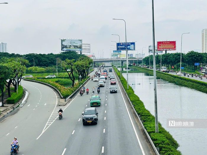 Đi kèm với mở rộng đường là hệ thống thoát nước, vỉa hè, cây xanh và chiếu sáng đô thị đồng bộ, chấm dứt tình trạng ngập úng do triều cường hoặc mưa lớn. Ngoài ra, việc gỡ nút thắt giao thông sẽ biến trục đường này thành mặt tiền kinh doanh sầm uất, thu hút thêm các dòng vốn đầu tư đô thị, dịch vụ thương mại đổ về khu Tây Tp.HCM.
