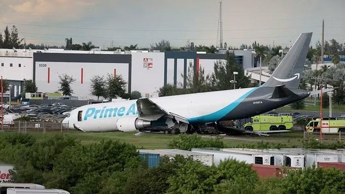 Máy bay chở hàng của Amazon sau vụ tai nạn tại sân bay quốc tế Miami, ngày 6/9. Ảnh: Getty.