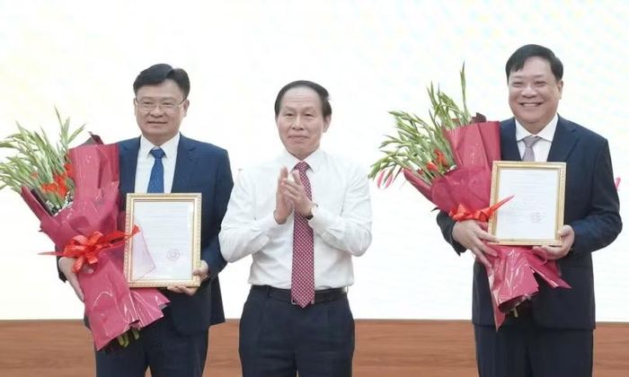 Phó thủ tướng Lê Tiến Châu trao quyết định bổ nhiệm hai Phó tổng Thanh tra Chính phủ Phạm Thành Ngại (bên phải) và Nguyễn Thanh Tuấn. Ảnh: VGP.