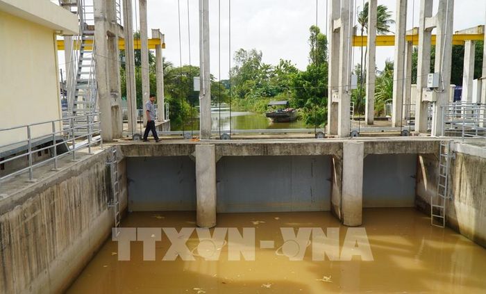 Cống thông minh Mương Khai (xã Tân Bình, tỉnh Đồng Tháp) vận hành để điều tiết nước trong mùa mưa lũ, đảm bảo sản xuất thuận lợi cho hơn 6.050 ha. Ảnh: Nhựt An - TTXVN