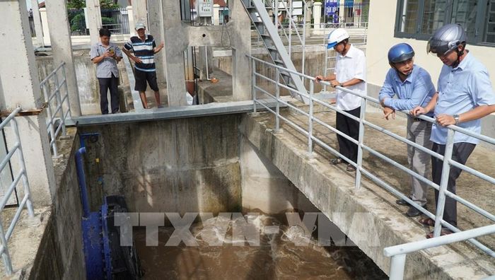 Lãnh đạo Phòng Kinh tế xã Tân Long (tỉnh Đồng Tháp) kiểm tra tình hình vận hành Cống thông minh Mương Khai. Ảnh: Nhựt An - TTXVN
