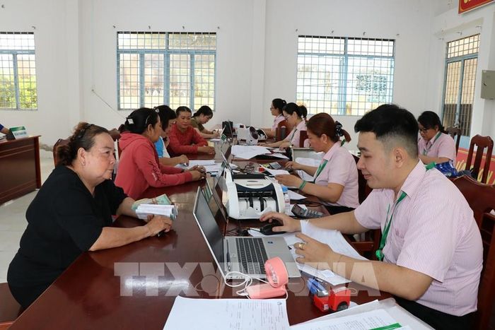 Phòng Giao dịch Ngân hàng Chính sách xã hội Tiểu Cần giao dịch với khách hàng. Ảnh: Thanh Hòa - TTXVN
