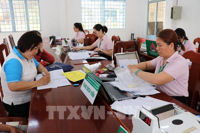 Phòng Giao dịch Ngân hàng Chính sách xã hội Tiểu Cần giao dịch với khách hàng. Ảnh: Thanh Hòa - TTXVN