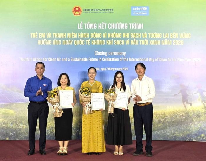 Trao giải tập thể "Em kể chuyện không khí". Ảnh: Bích Hồng/Bnews/vnanet.vn