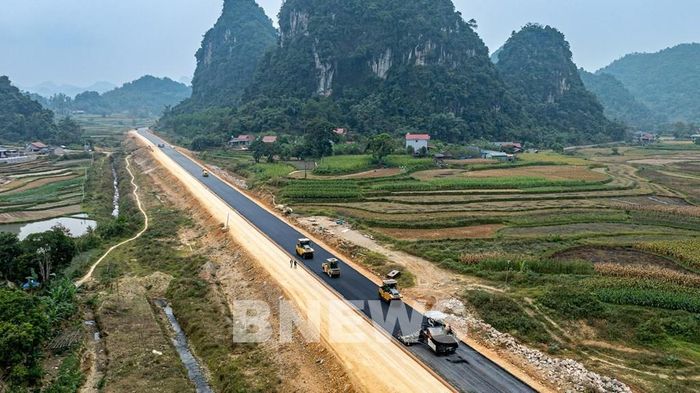 Máy móc thi công cả ngày đêm trên tuyến Đồng Đăng - Trà Lĩnh. Ảnh: Diệp Anh/Bnews/vnanet.vn
