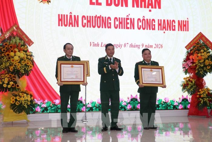 Trao Huân chương Chiến công hạng Nhì cho 2 cá nhân thuộc Bội đội Biên phòng tỉnh Vĩnh Long. Ảnh: Huỳnh Phúc Hậu - TTXVN