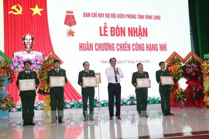 Trao bằng khen của Chủ tịch UBND tỉnh Vĩnh Long cho 5 cá nhân có thành tích xuất sắc thuộc lực lượng BĐBP tỉnh Vĩnh Long. Ảnh: Huỳnh Phúc Hậu - TTXVN