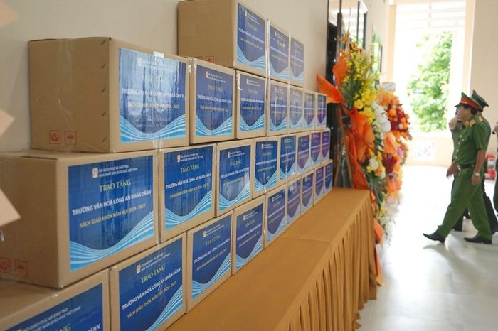Các thùng SGK và STK của NXBGDVN gửi tặng Nhà trường
