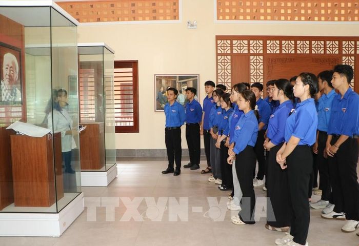 Đoàn viên, thanh niên tìm hiểu về quá trình đấu tranh của các thế hệ đi trước. Ảnh: Hồng Thái - TTXVN