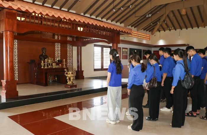Đoàn viên, thanh niên tưởng niệm đồng chí Phạm Hữu Lầu tại khu lưu niệm. Ảnh: Hồng Thái-TTXVN