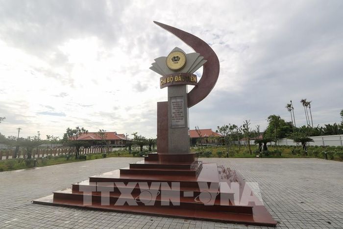 Bia lưu niệm nơi ra đời Chi bộ An Nam Cộng sản Đảng đầu tiên của tỉnh Đồng Tháp trong khuôn viên khu lưu niệm. Ảnh: Hồng Thái - TTXVN