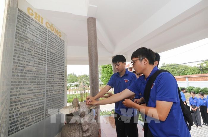 Đoàn viên, thanh niên thắp hương tại bia ghi công Anh hùng liệt sĩ. Ảnh: Hồng Thái - TTXVN