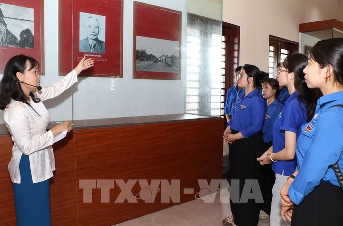 Thế hệ trẻ tìm hiểu về lịch sử tại Khu lưu niệm Chi bộ An Nam Cộng sản Đảng (phường Cao Lãnh, tỉnh Đồng Tháp). Ảnh: Hồng Thái - TTXVN