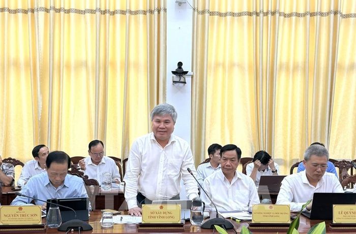Đại diện lãnh đạo Sở Xây dựng Vĩnh Long phát biểu tại buổi làm việc. Ảnh: Nguyễn Văn Việt - TTXVN 