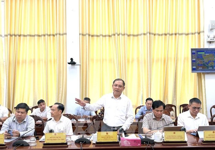 Phó Chủ tịch UBND thành phố Cần Thơ Trần Chí Hùng phát biểu tại buổi làm việc. Ảnh: Nguyễn Văn Việt - TTXVN