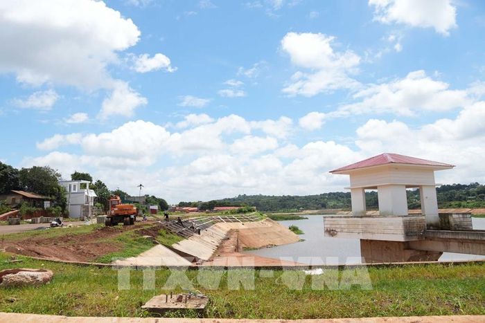Tăng tốc thi công dự án chậm tiến độ nhiều năm Hồ thủy lợi Ea Tam. Ảnh: Tuấn Anh – TTXVN