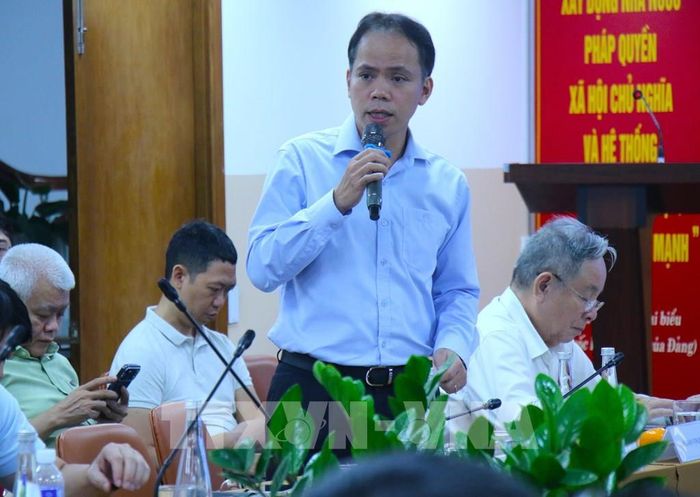 Đại diện Hiệp hội Logistics và Cảng biển TP. Hồ Chí Minh góp ý hoàn thiện dự thảo Nghị quyết. Ảnh: Hương Giang - TTXVN