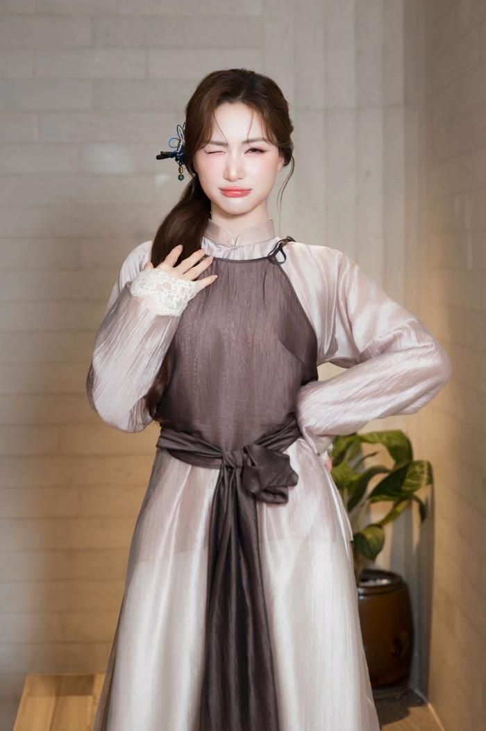 Hòa Minzy chia sẻ câu chuyện dở khóc dở cười về con trai.