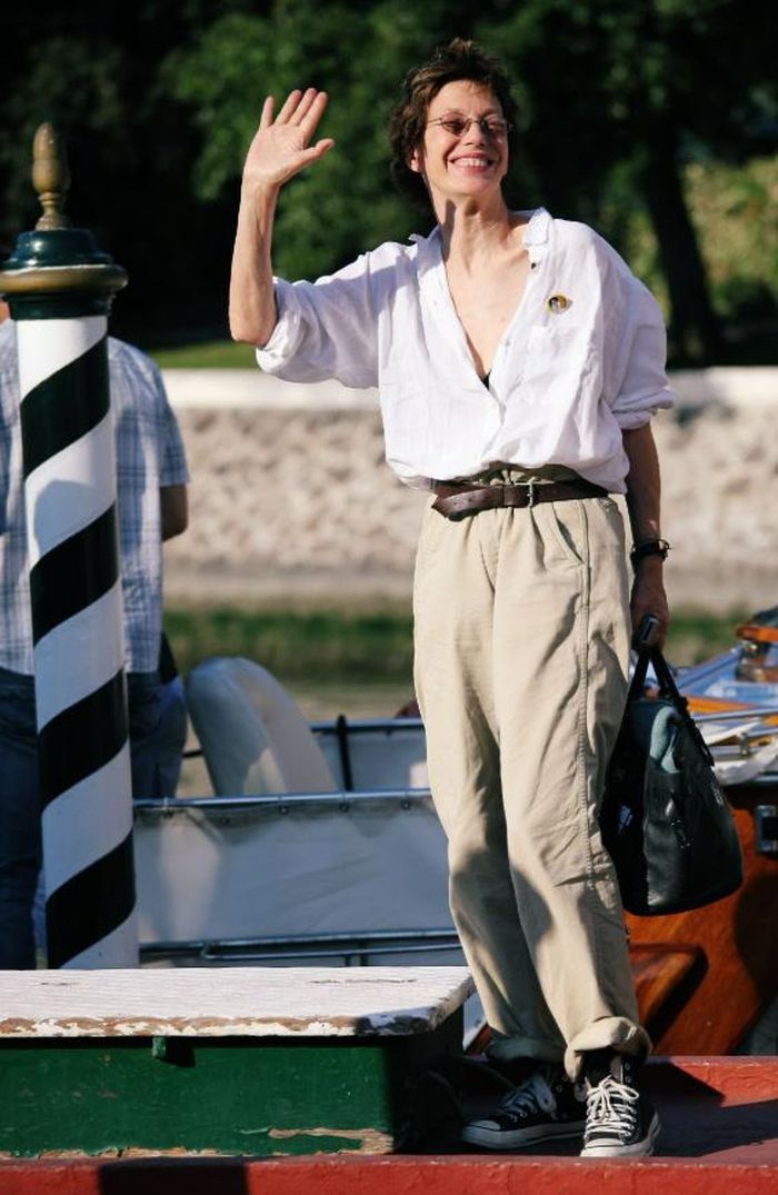 Jane Birkin tiếp tục khẳng định phong cách thời trang phóng khoáng khi xuất hiện tại liên hoan phim năm 2009. Cô diện sơ mi linen trắng oversized cùng quần công sở rộng được xắn gấu, kết hợp thắt lưng tạo điểm nhấn ở eo và giày Converse cổ cao. Cách phối đồ đơn giản nhưng đầy cá tính gợi nhớ hình ảnh kinh điển của các quảng cáo Armani. Ảnh: Getty Images