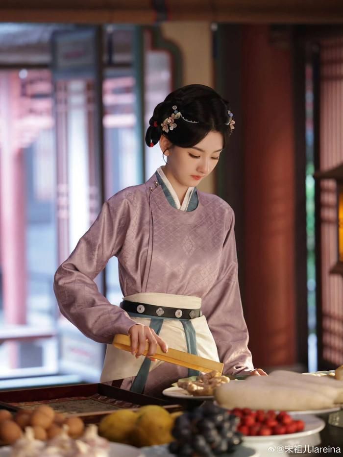Tống Tổ Nhi vai Ngô Chân Chân. 